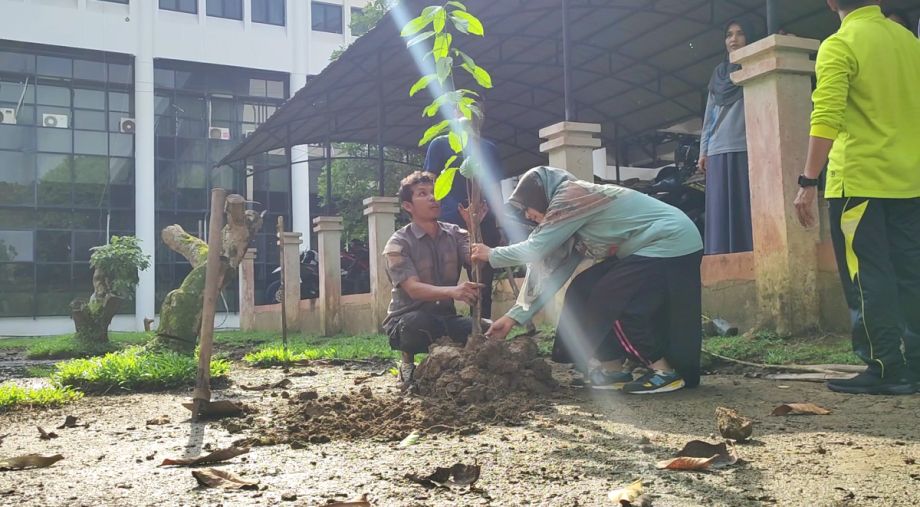 Penanaman Pohon di Lingkungan Kantor Gubernur, Wujudkan SMART AND GREEN OFFICE